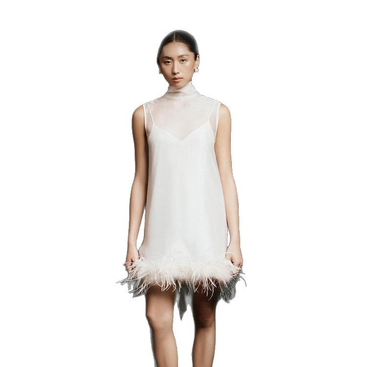 Einfarbiges kurzes Kleid mit Feder-Details – Bild 3 | LuxeStyle