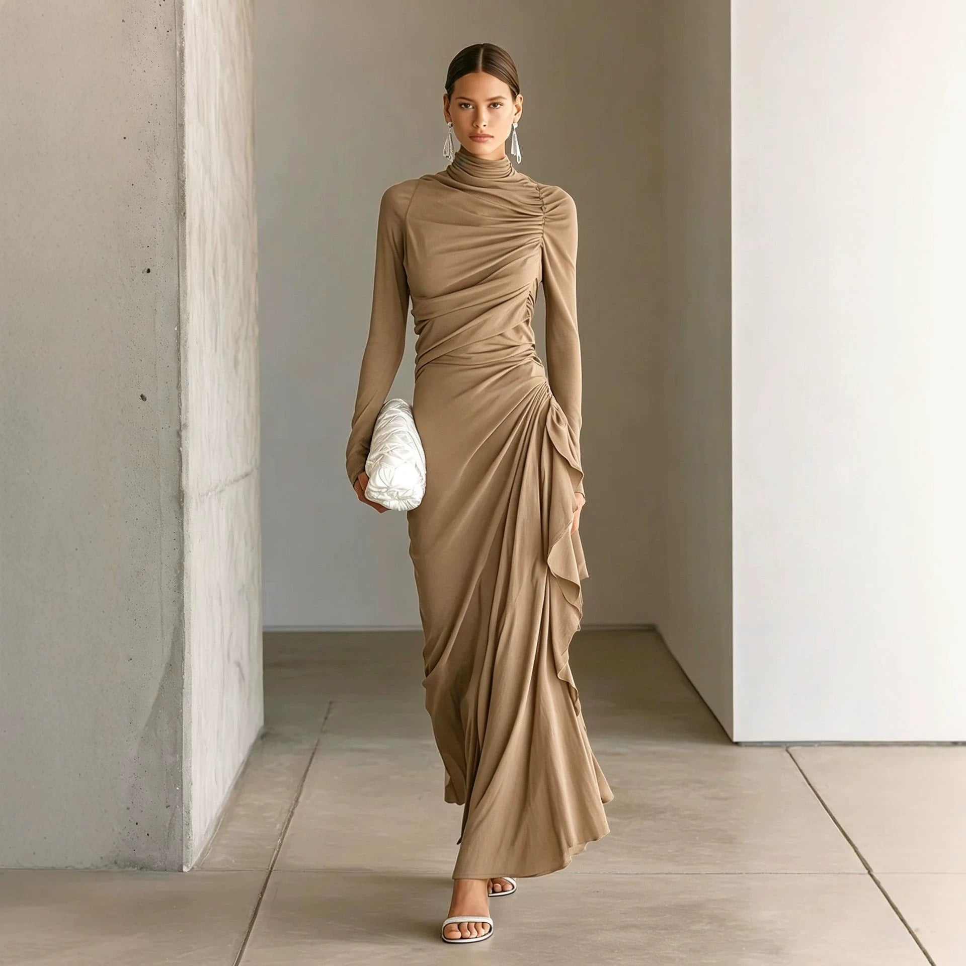 Elegantes, hochgeschlossenes Plissee-Kleid