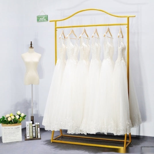 Goldener Kleiderständer für langes Traumkleid