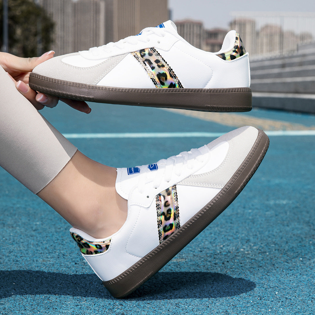 Sneaker mit Leoparden-Print und Schnürung