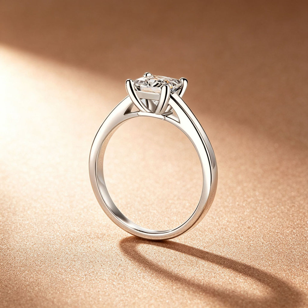 Prinzessschliff-Ring mit Mozambik-Diamant, silbergeplättet & gold-acze