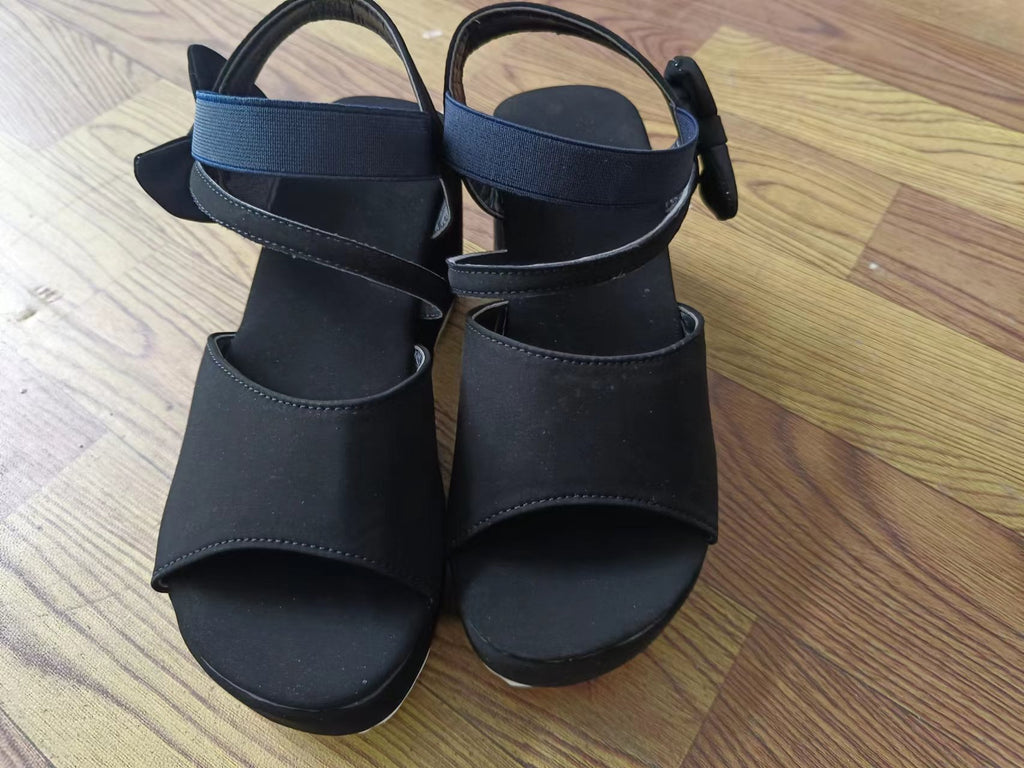 Keilabsatz-Sandalen aus Wildleder mit Peep Toe – Bild 10 | LuxeStyle