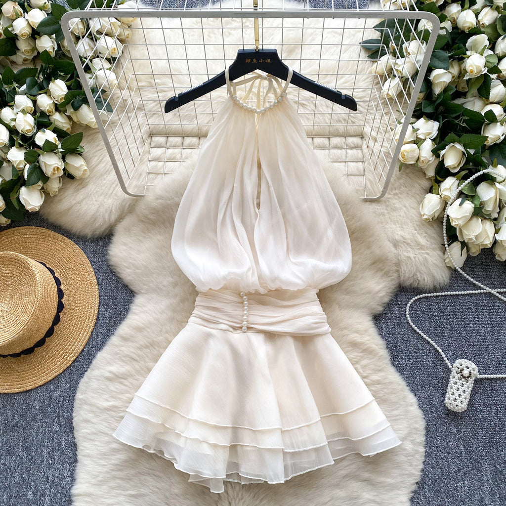 Reizvolles Neckholder-Kleid mit Perlen