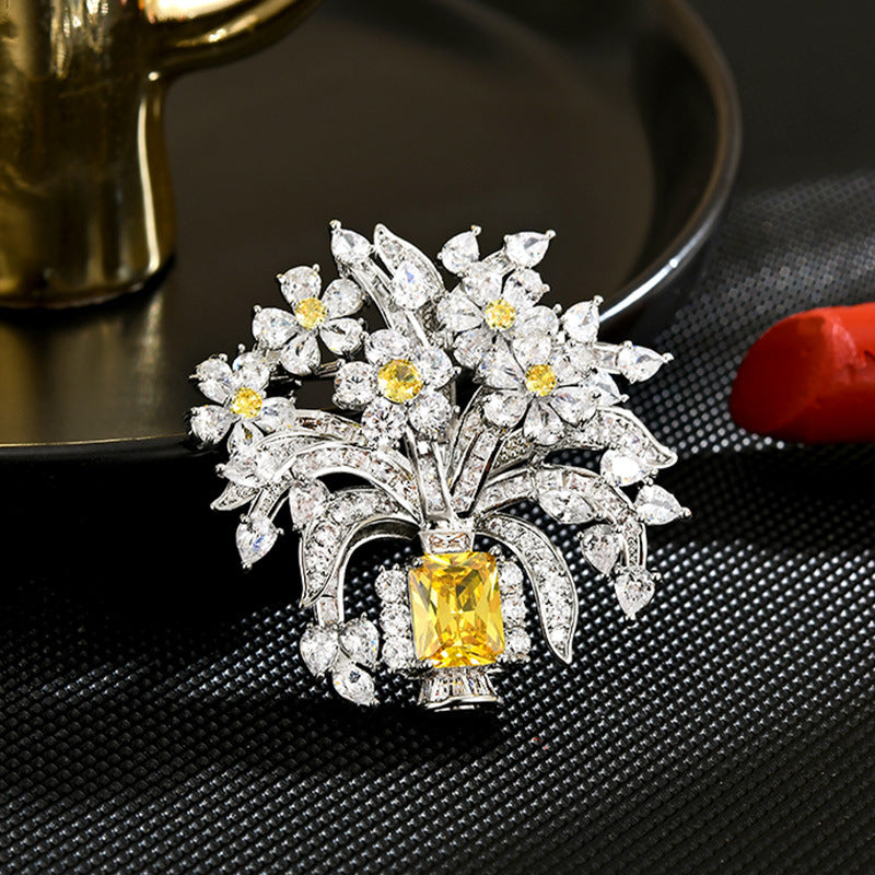 Blumige Kupferbrosche mit Gelbdiamant – Bild 2 | LuxeStyle