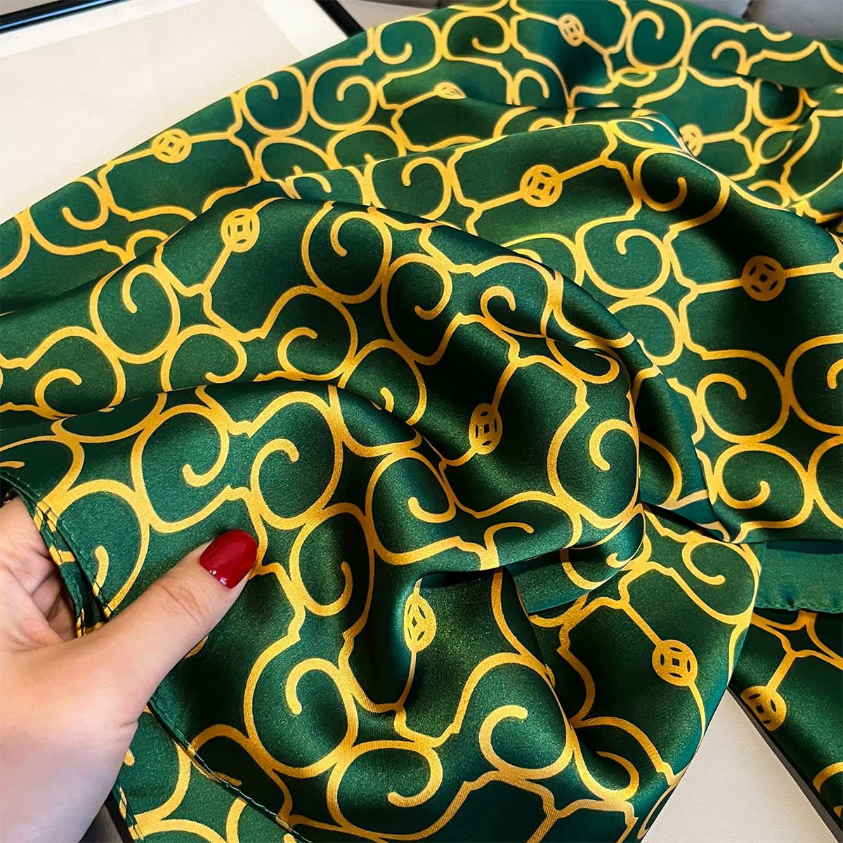 Grüner Schal aus Polyesterfaser – Bild 2 | LuxeStyle