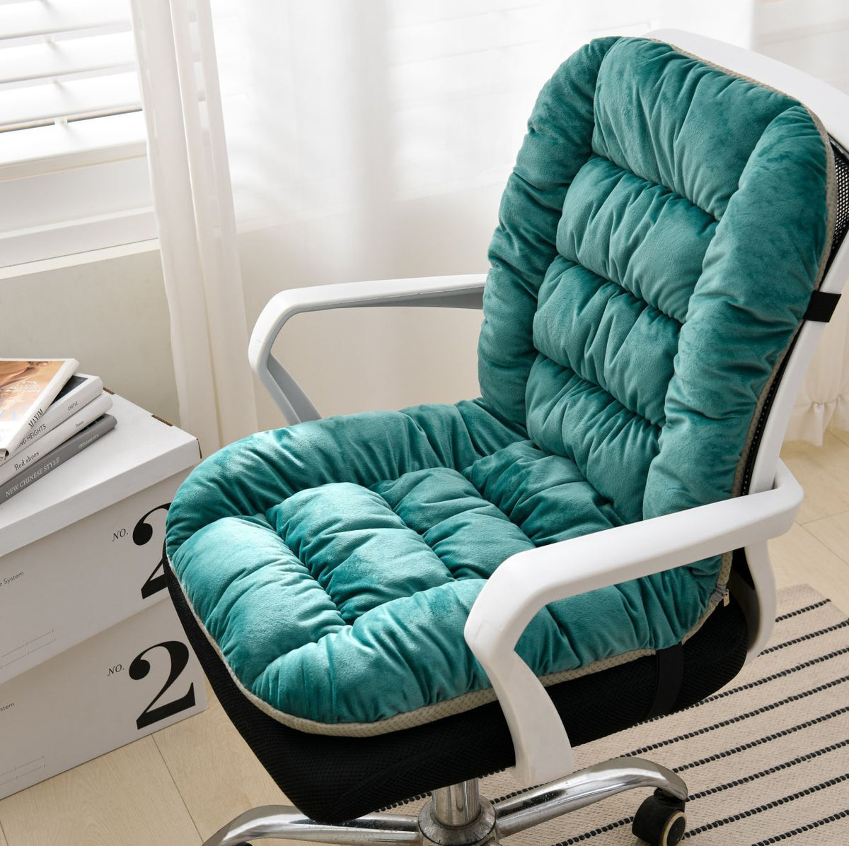 Einfarbiger Plüschkissen – modern & bequem – Bild 3 | LuxeStyle