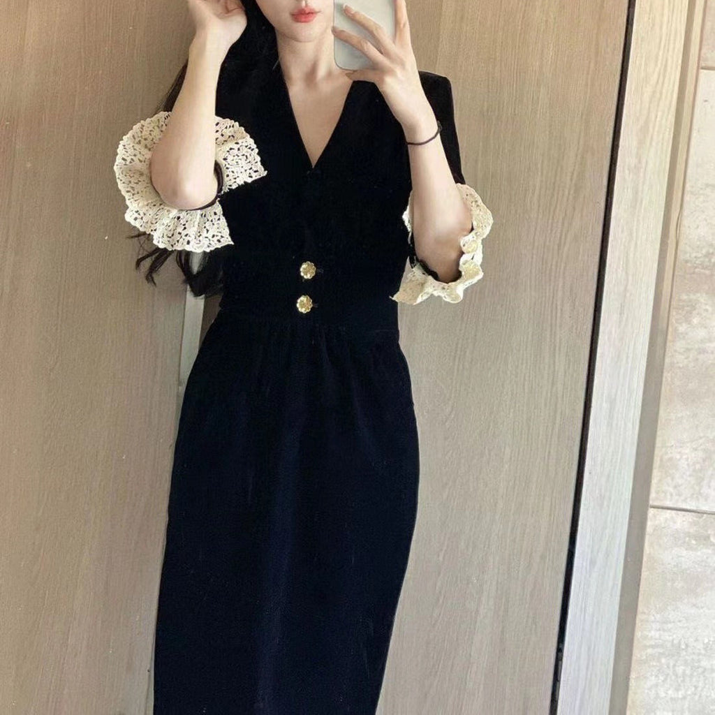 Schwarzes Fliessstoffkleid mit Flügelärmeln – Bild 2 | LuxeStyle