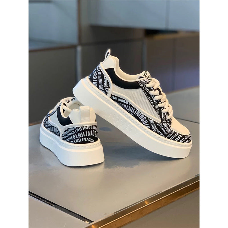 Atmungsaktiver Sneaker mit dicker Sohle