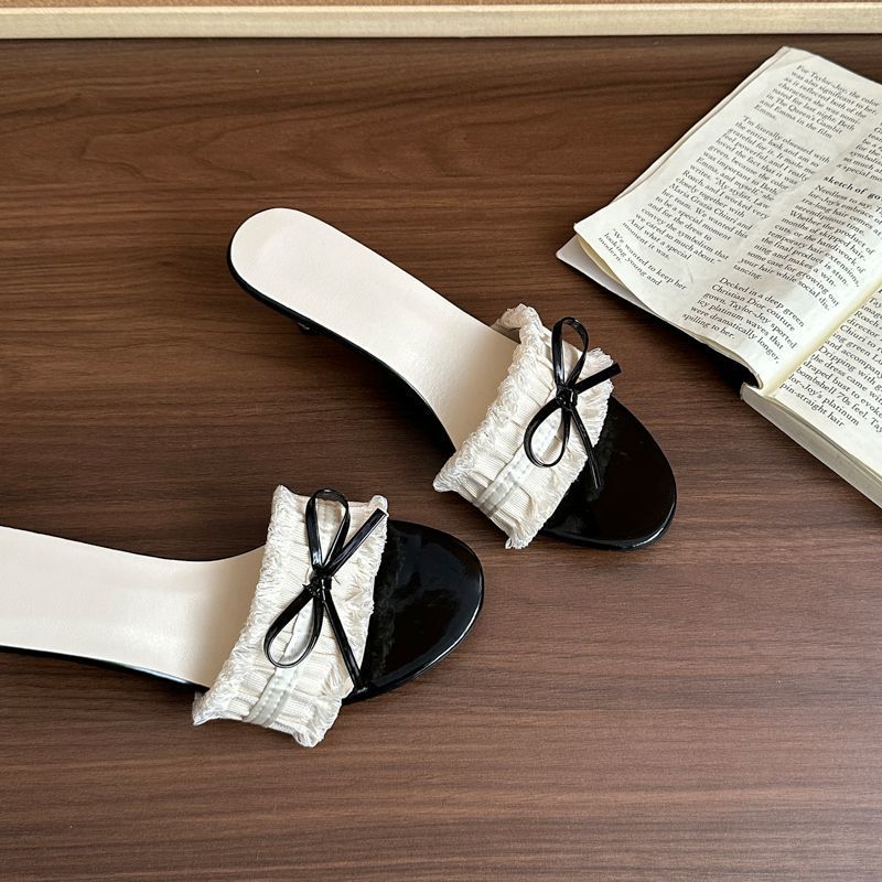 Sandalen mit Schleife und hohem Absatz