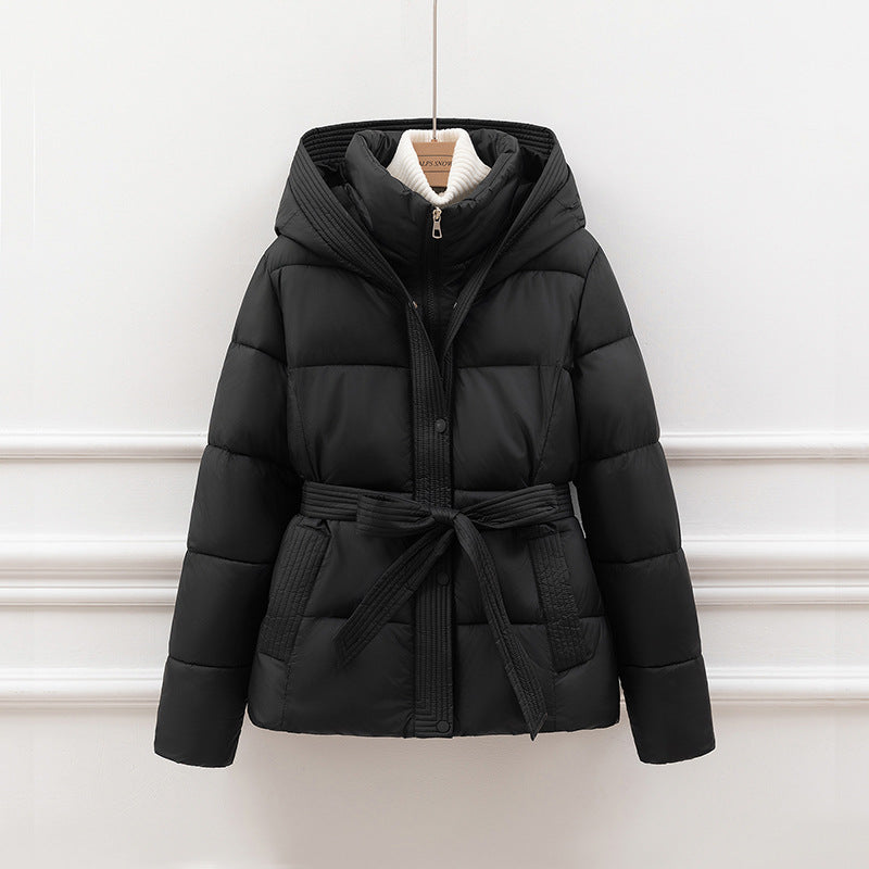 Kurze wattierte Jacke mit Gürtel und Kapuze – Bild 3 | LuxeStyle