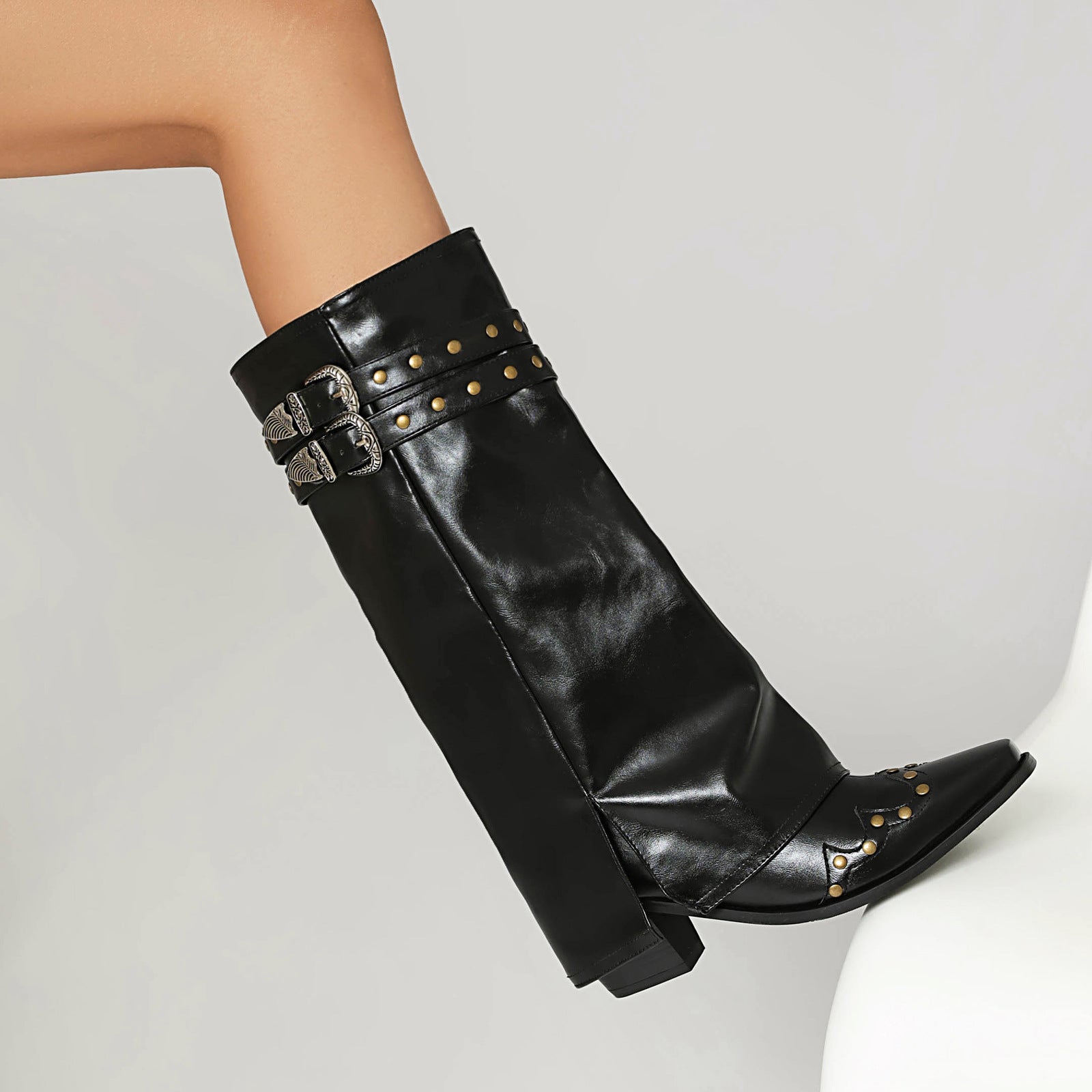 Hohe Chunky Boots mit Nieten und Schnallen