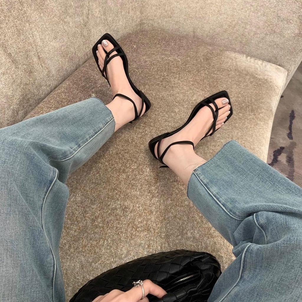 Flache Sandalen mit Riemchen und eckiger Zehenpartie