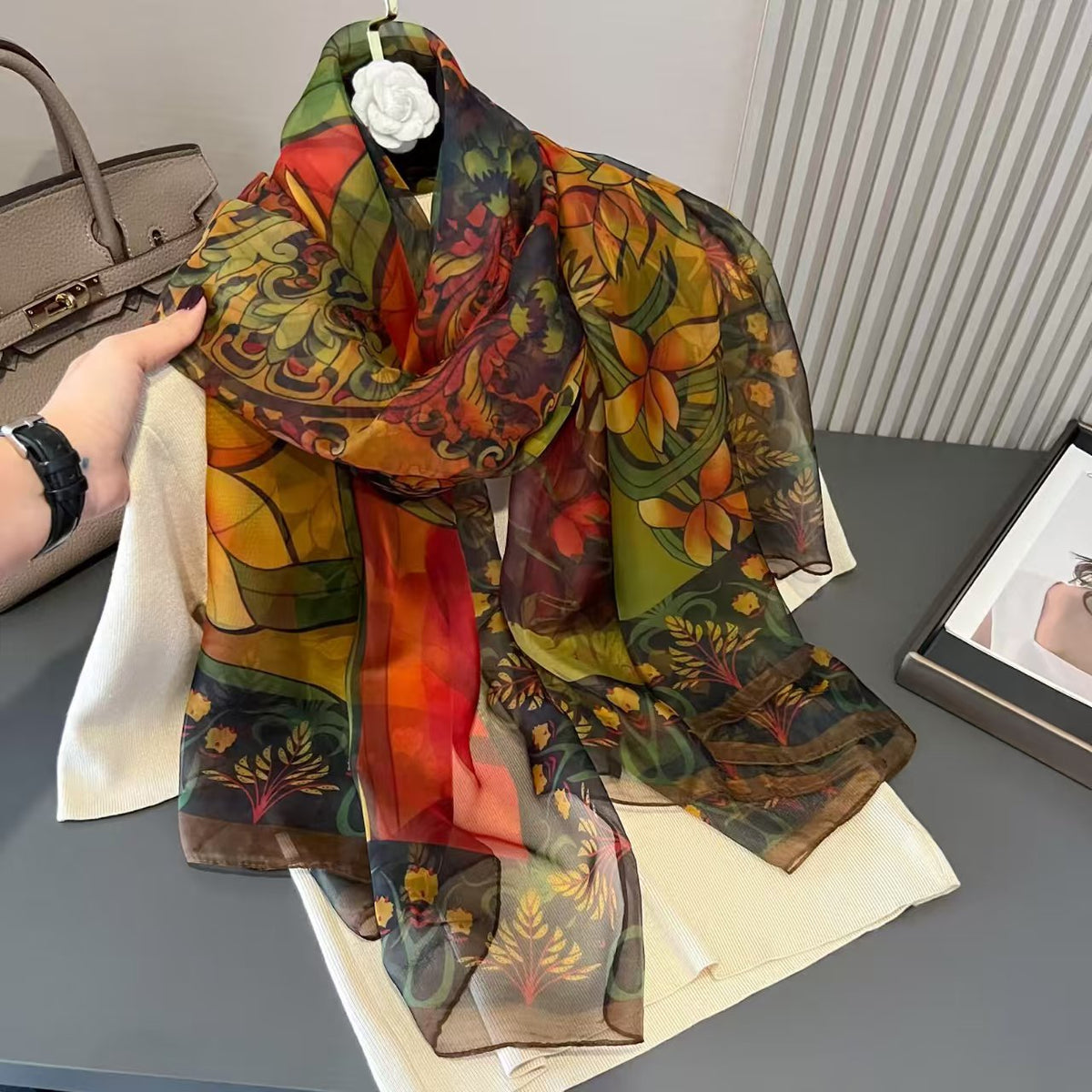 Blumiger Seidenschal mit UV-Schutz – Bild 7 | LuxeStyle