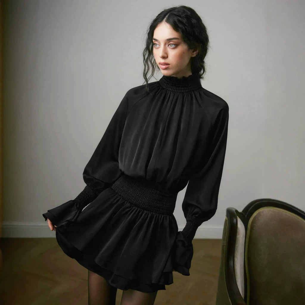 Schwarzes drapiertes Minikleid im französischen Stil