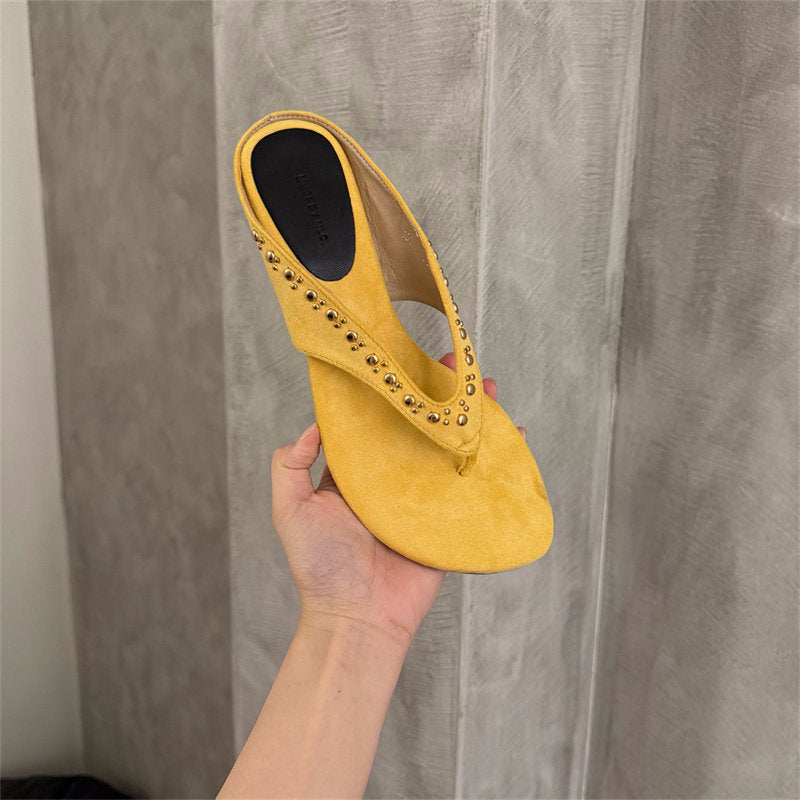 Keile-Zehensteg-Sandalen aus Wildleder