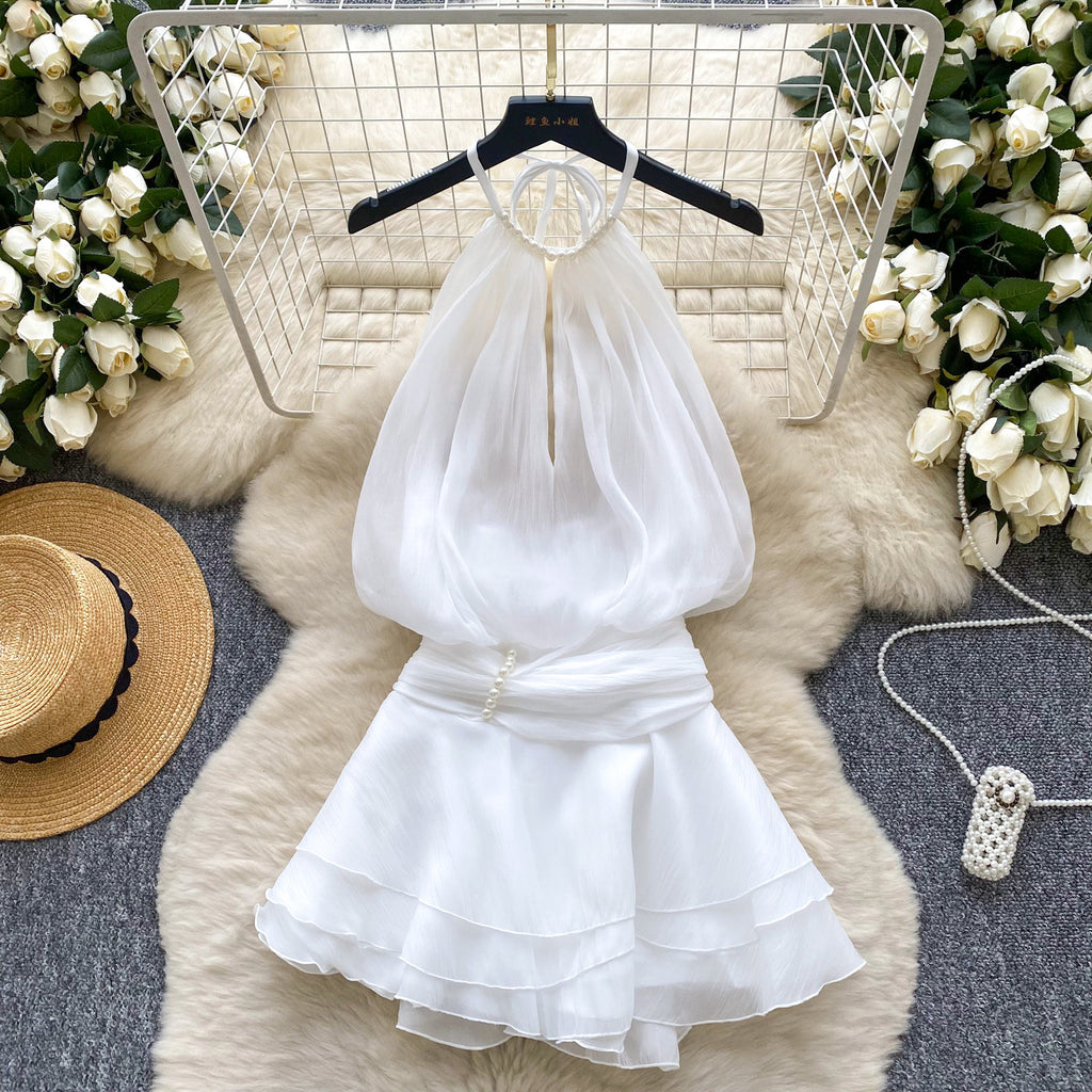 Reizvolles Neckholder-Kleid mit Perlen