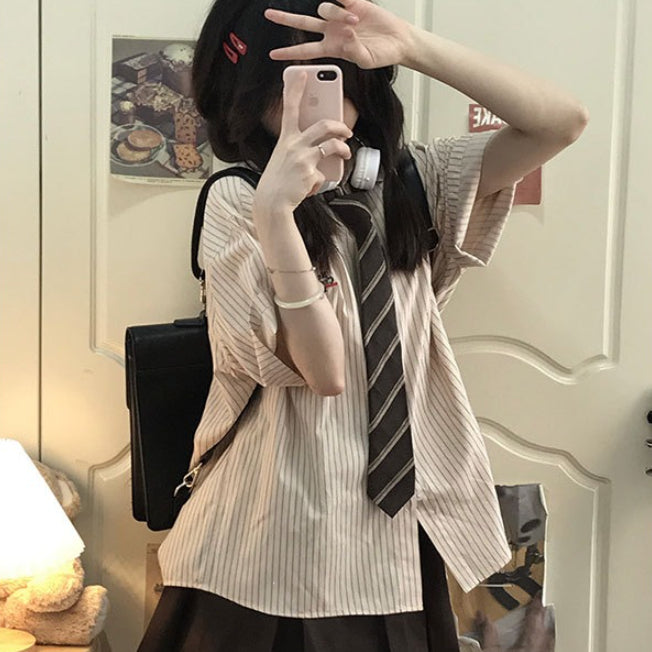 Gestreiftes Kurzarm-Shirt mit Stickerei