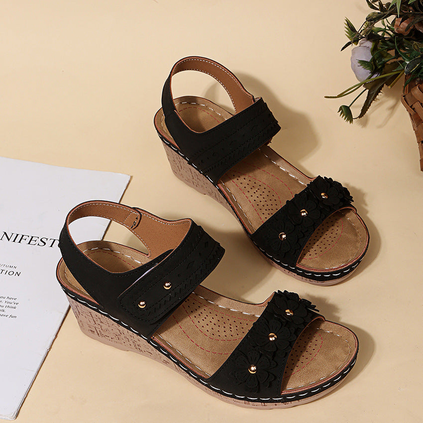 Sandalen mit Keilabsatz und Blumenmuster – Bild 3 | LuxeStyle
