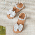 Silberne Baby- und Kinderschuhe mit Schleife