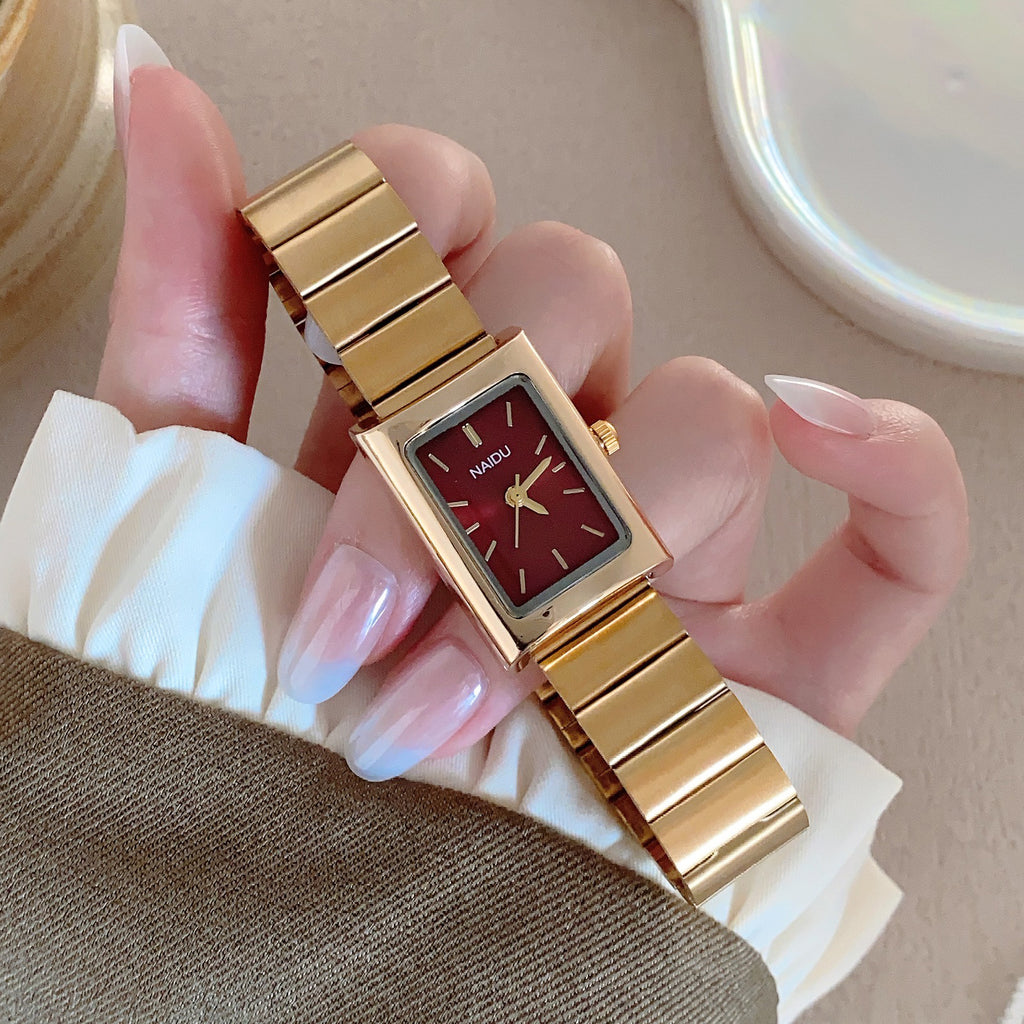 Minimalistische 3D Instagram-Uhr – Gold/Schwarz – Bild 7 | LuxeStyle