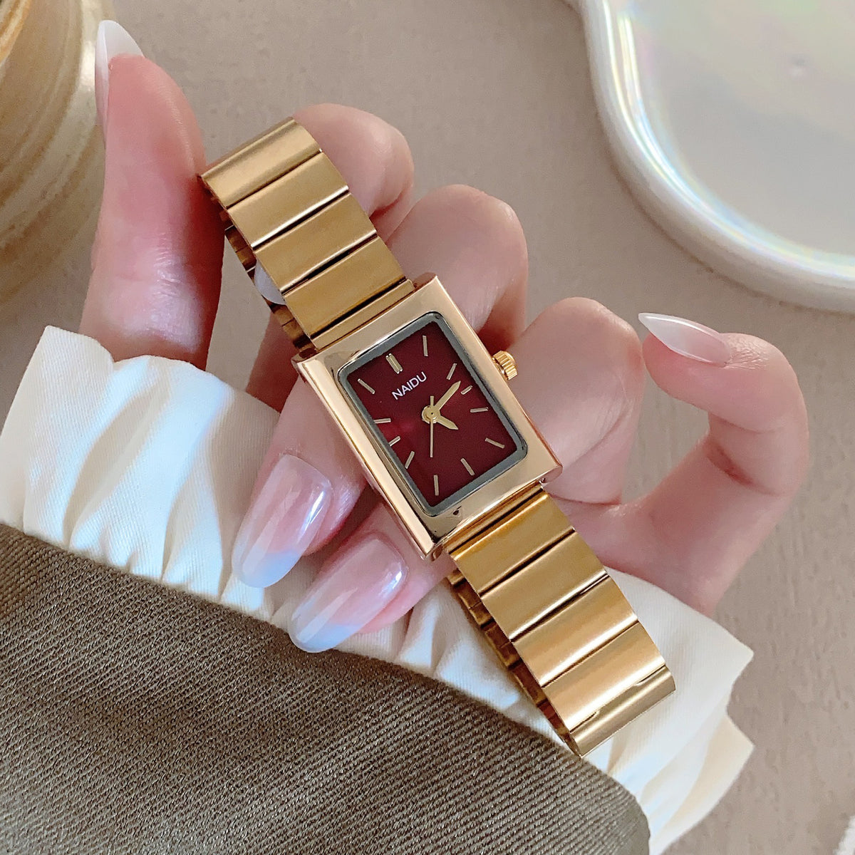 Minimalistische 3D Instagram-Uhr – Gold/Schwarz – Bild 7 | LuxeStyle