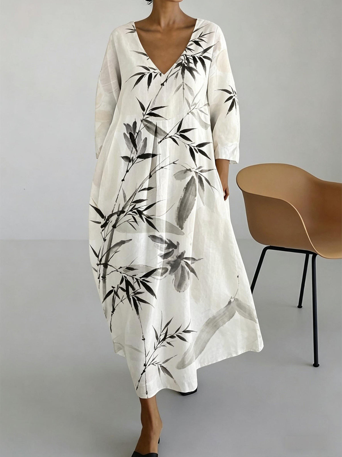 V-Ausschnitt Kleid mit Print | LuxeStyle