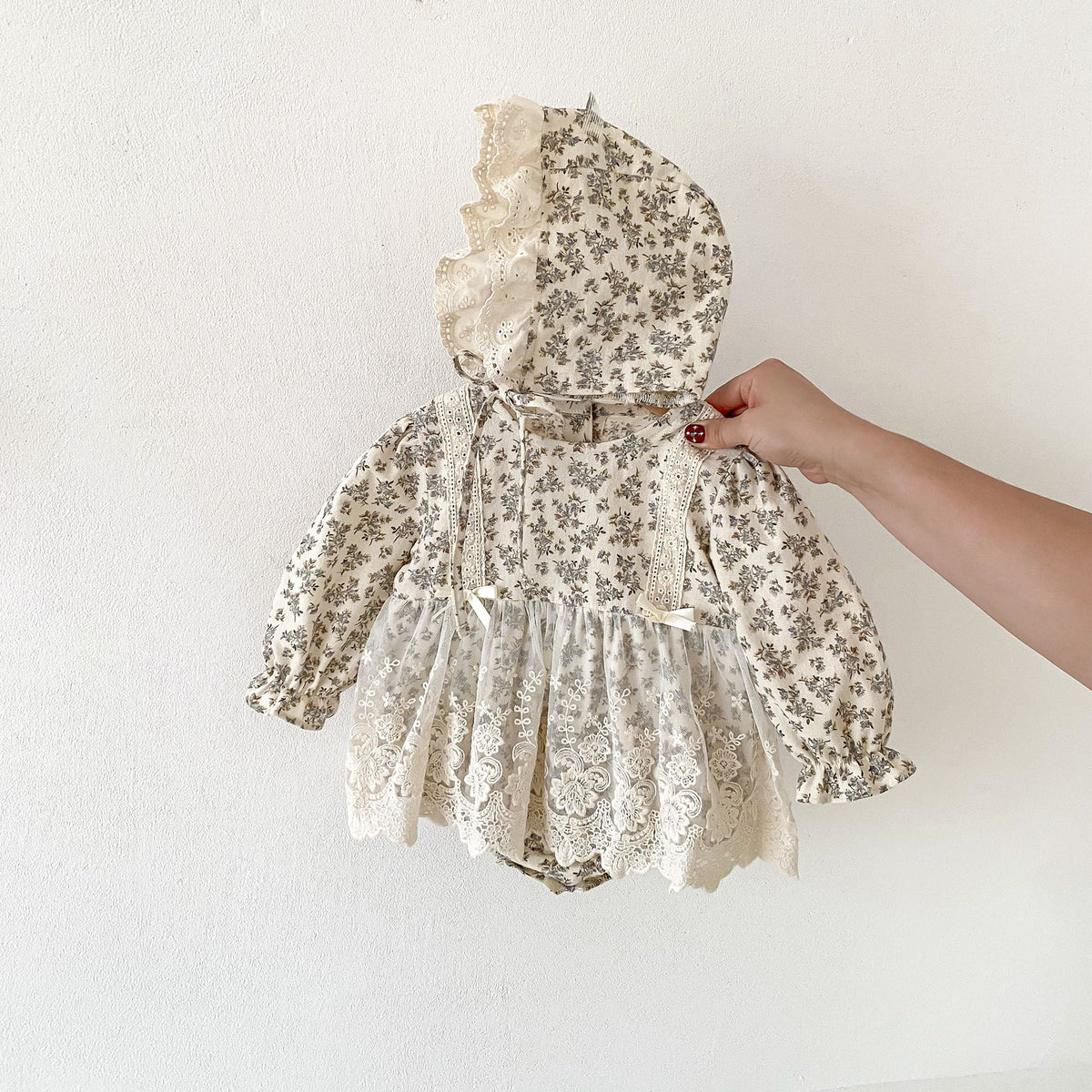 Baby Strampler Langarm mit Spitze und Hut – Bild 2 | LuxeStyle