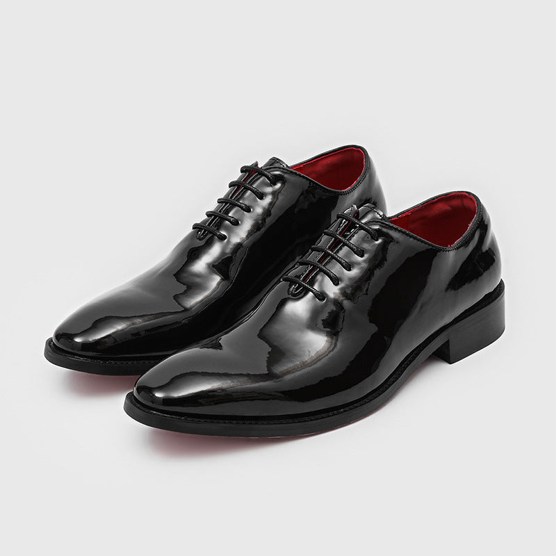 Glänzende Business-Schuhe im britischen Stil