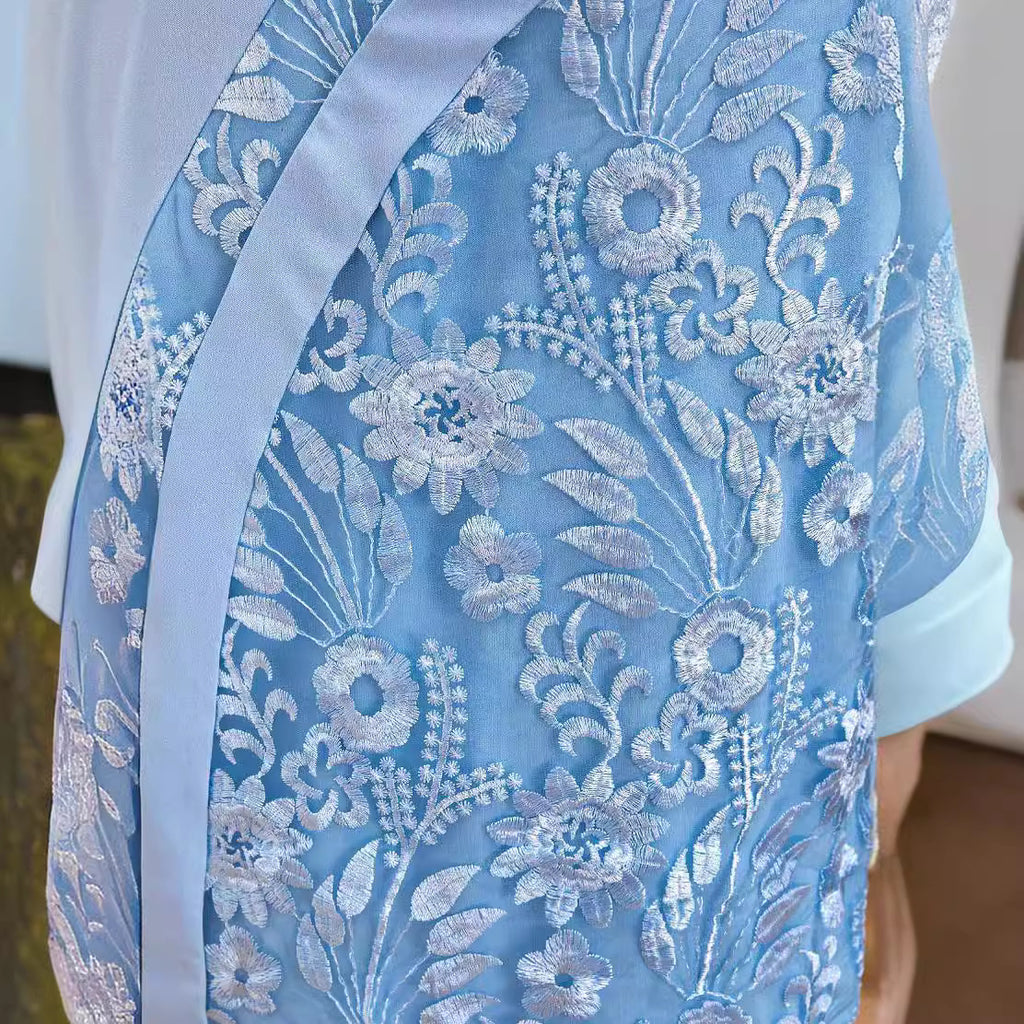 Spitzenkleid mit Stickereien in A-Linie