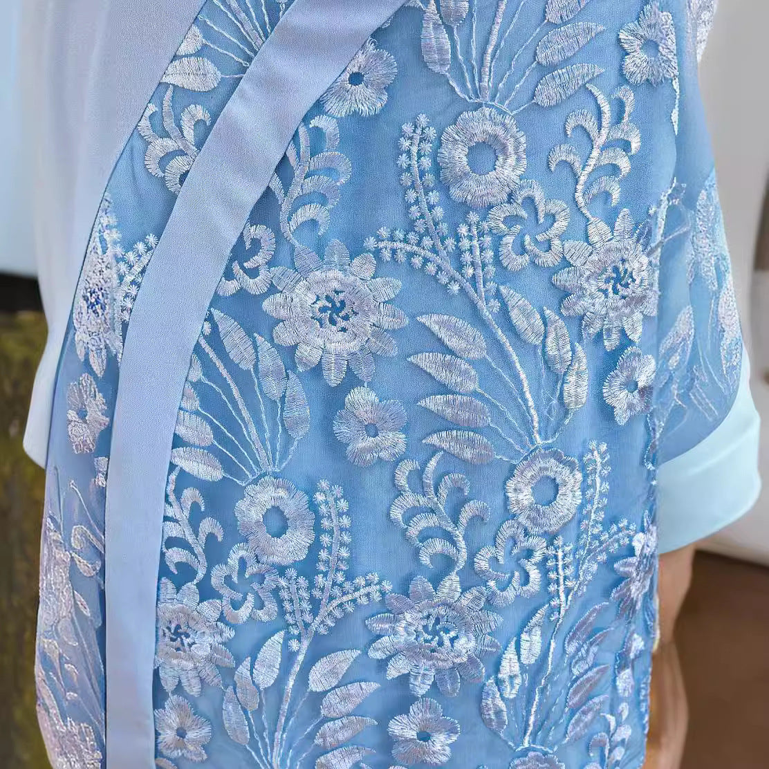 Spitzenkleid mit Stickereien in A-Linie