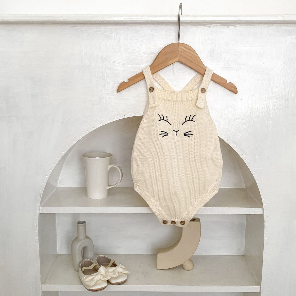 Baby Strampler mit Katzenstickerei – Bild 2 | LuxeStyle
