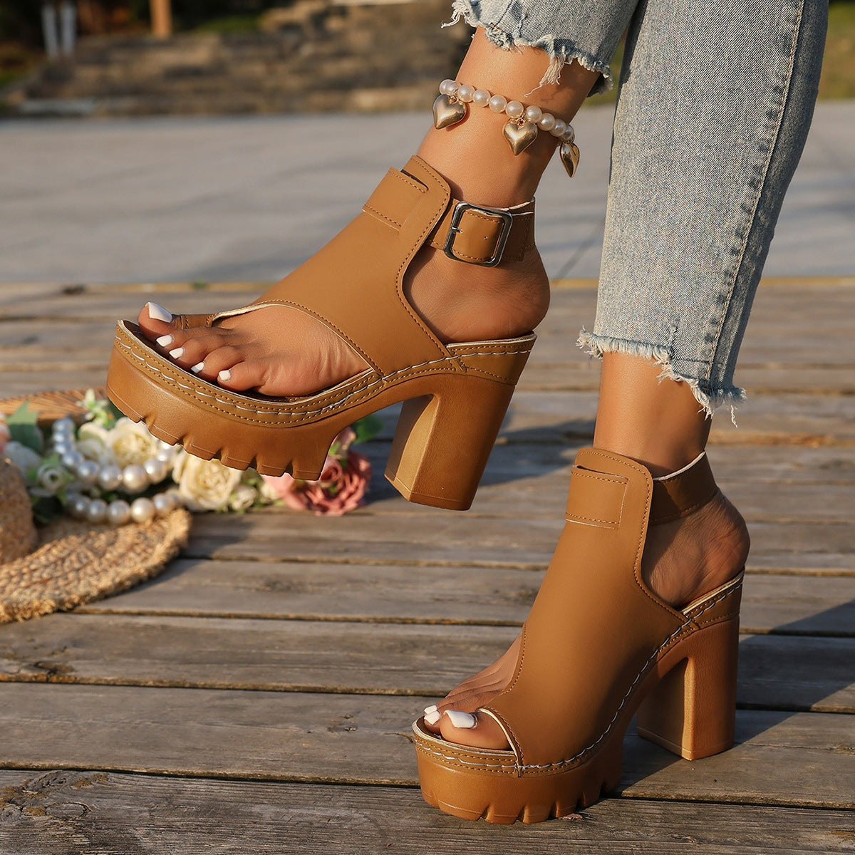 Peep-Toe Sandalen mit Chunky-Absatz