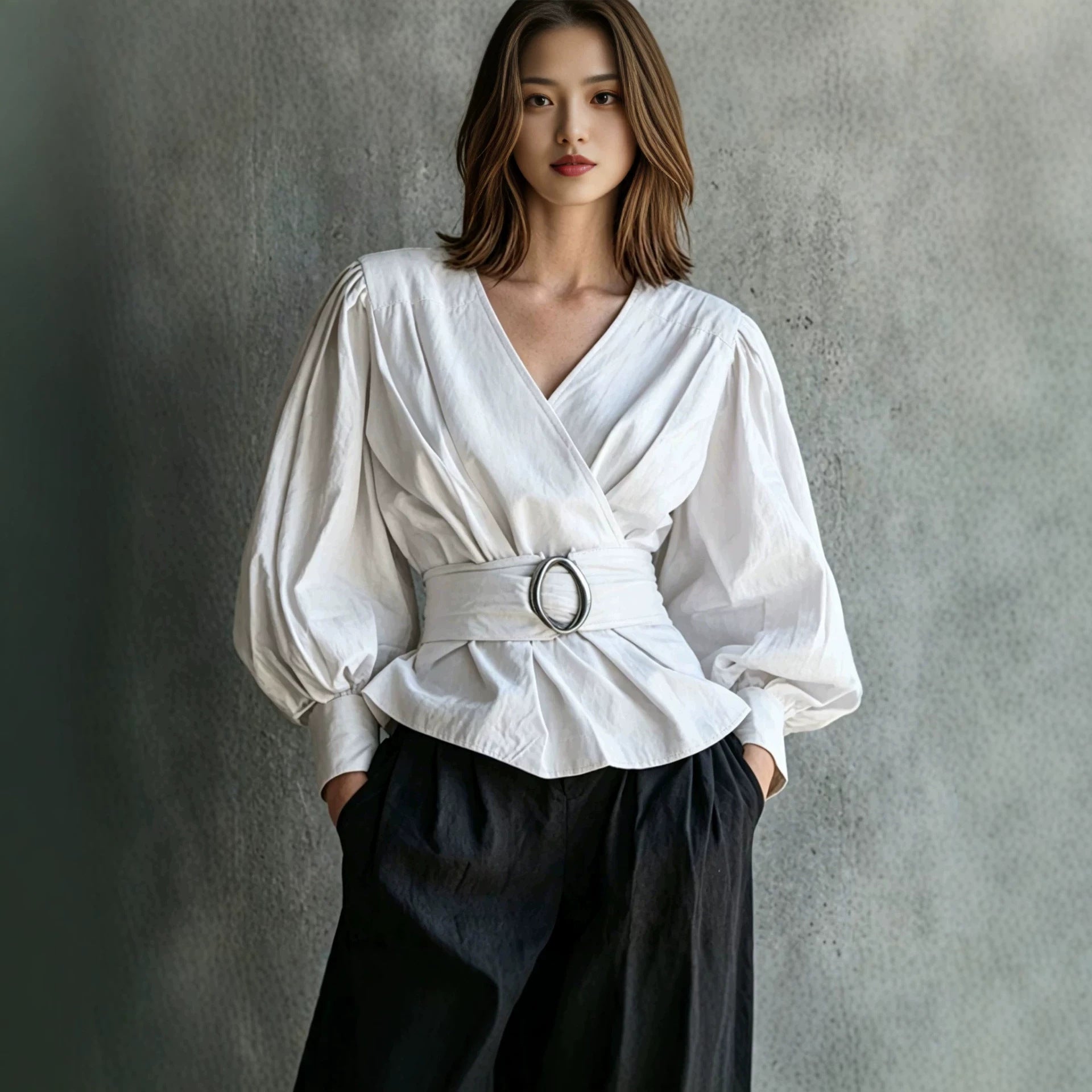 V-Ausschnitt Bluse mit Rüschen und Puffärmeln