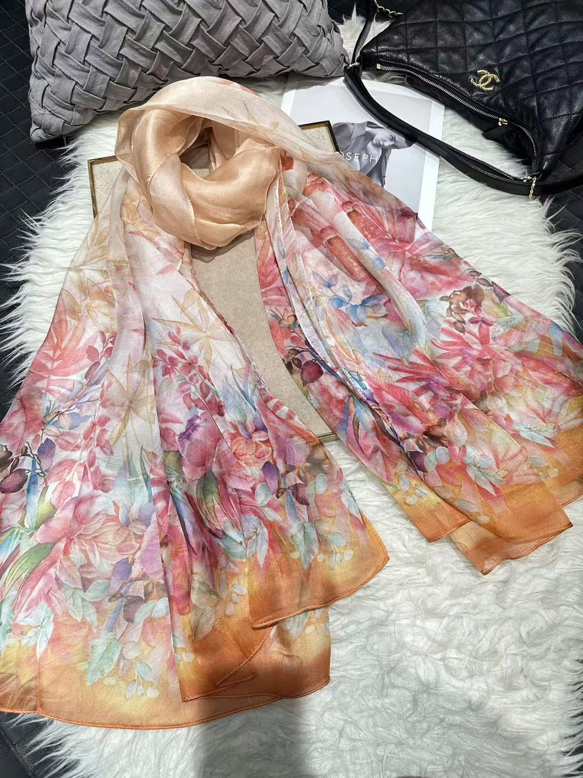 Seidenschal mit digitalem Print – leichte Luftigkeit – Bild 7 | LuxeStyle