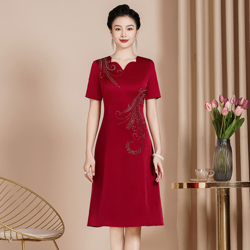 Elegantes Satin-Kleid mit Stickerei
