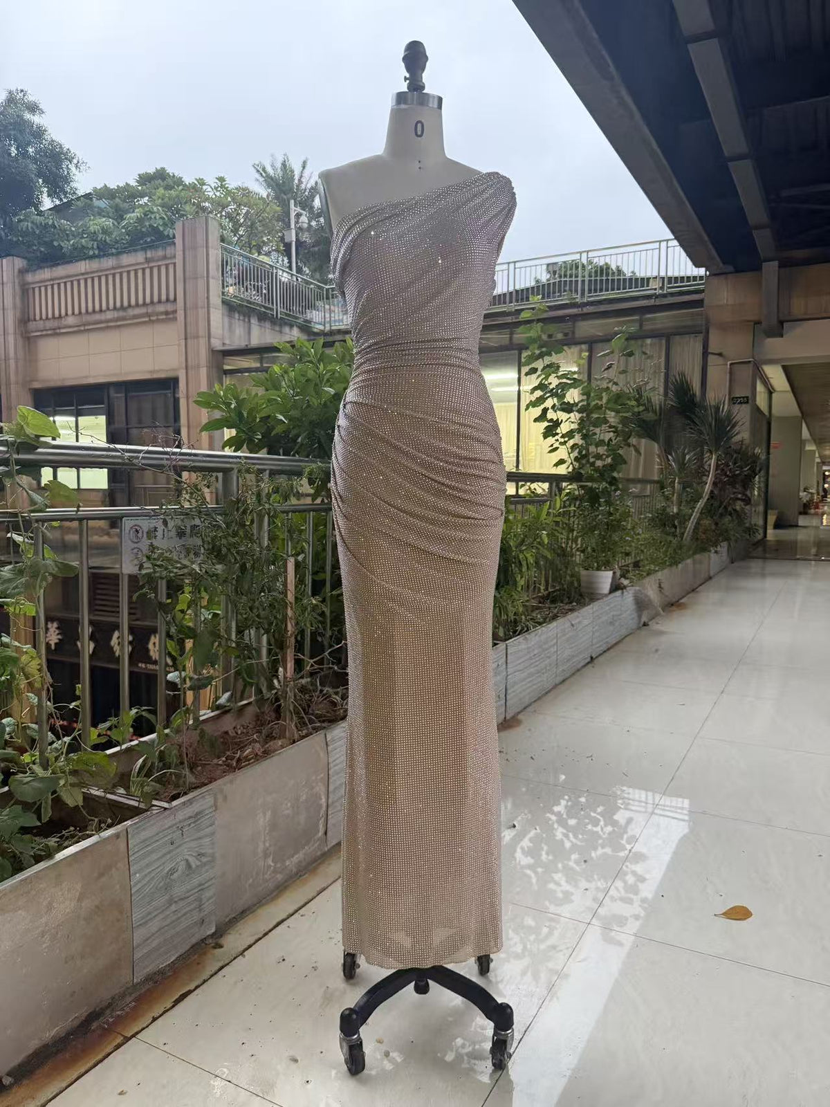 Off-Shoulder Long Kleid in Beige – Bild 3 | LuxeStyle