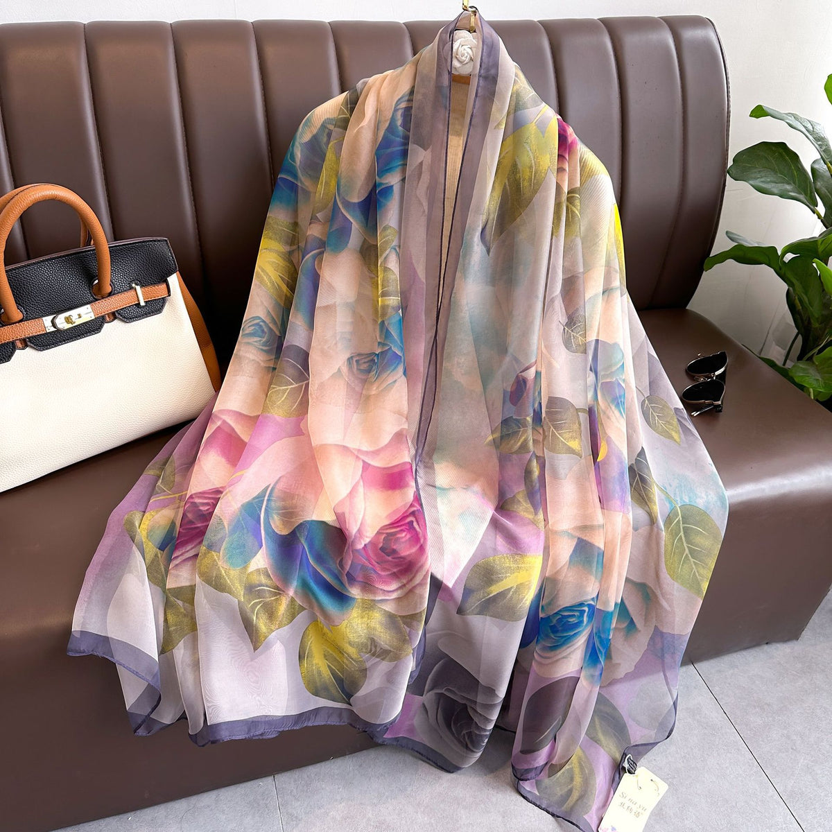 Seidenschal mit Druck und UV-Schutz – Bild 4 | LuxeStyle