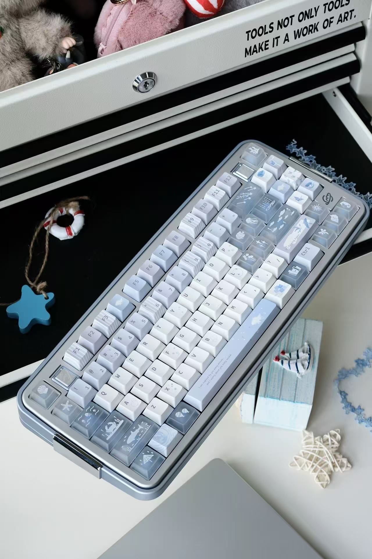 Sleeke blaue Tastenkappen, transparentes Design