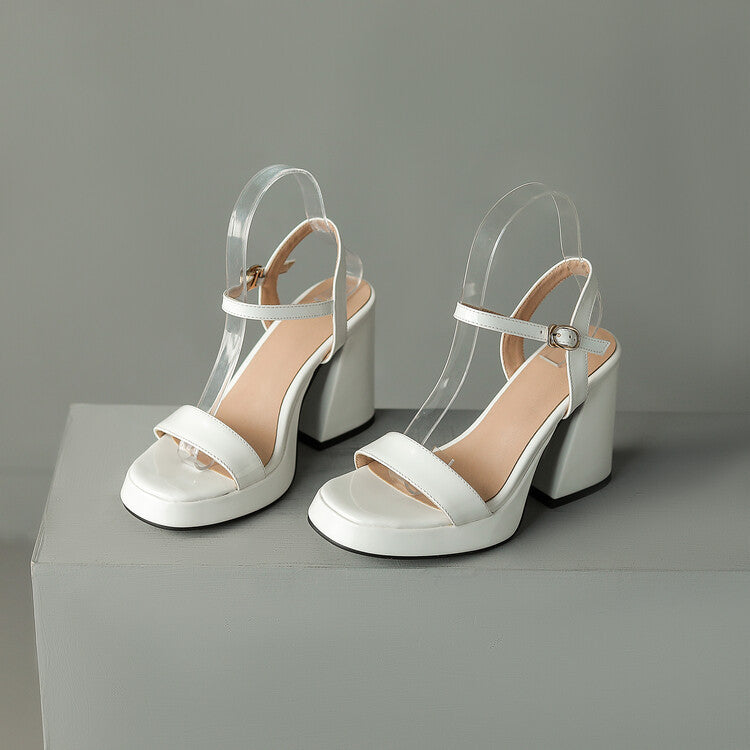 Sandalen mit klobigem Absatz