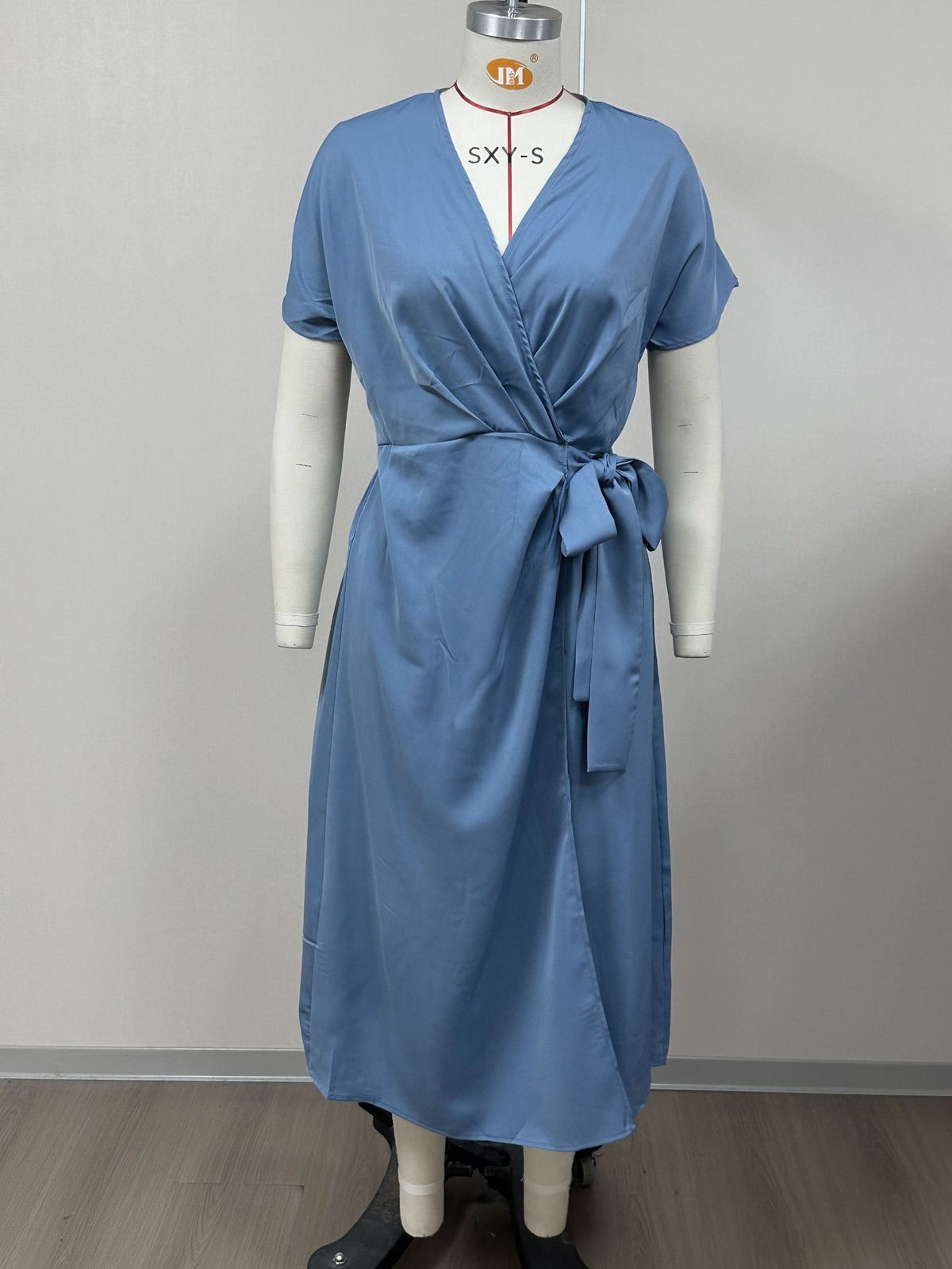 Wickelkleid mit Schnürgürtel – Bild 8 | LuxeStyle