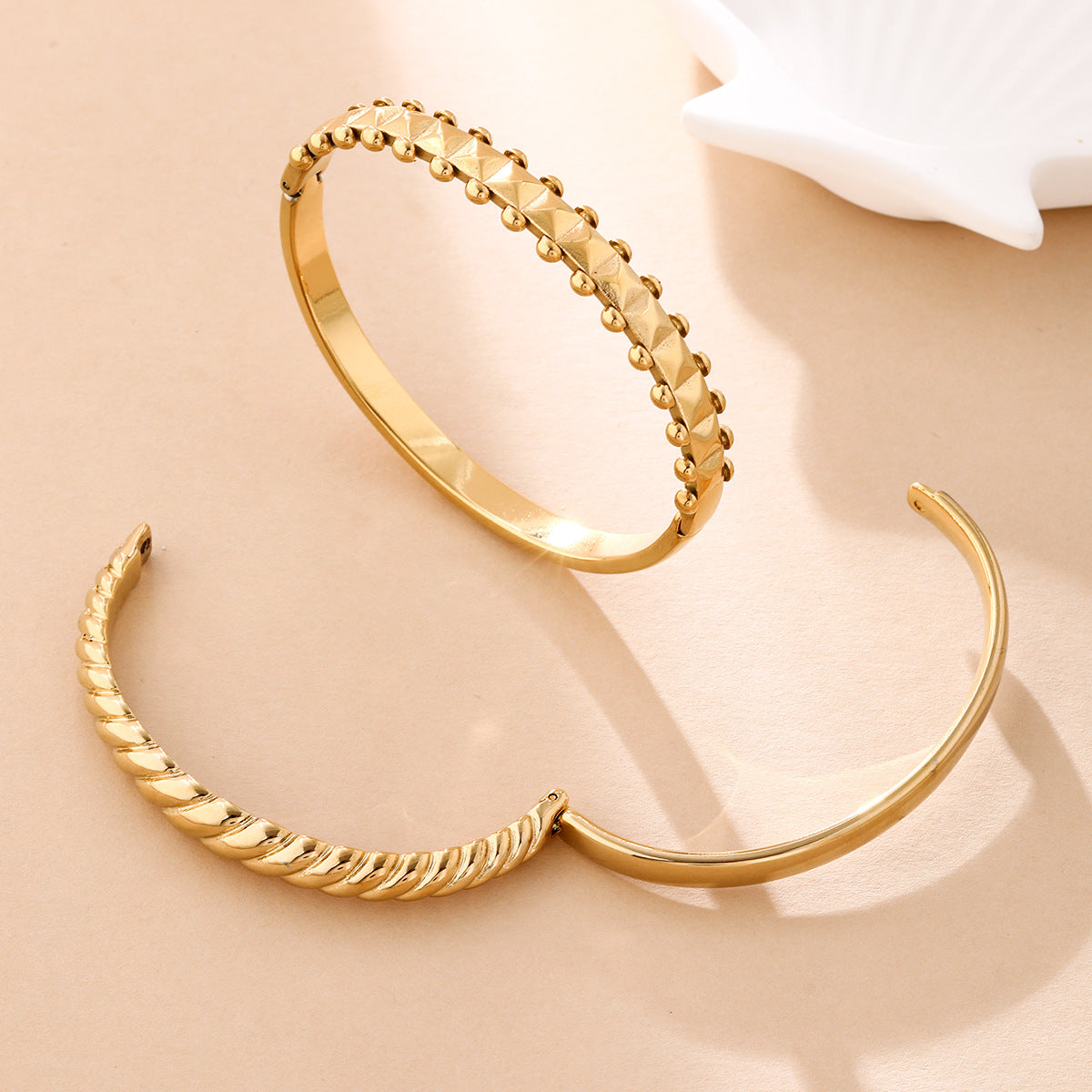 Wellenförmiges Armband mit Diamanten – Bild 8 | LuxeStyle