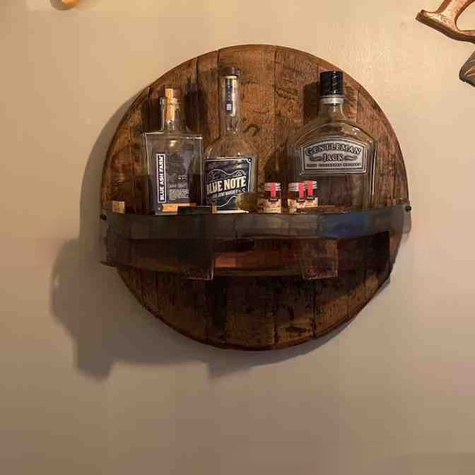Wein- und Whisky-Displaytisch aus Holz | LuxeStyle