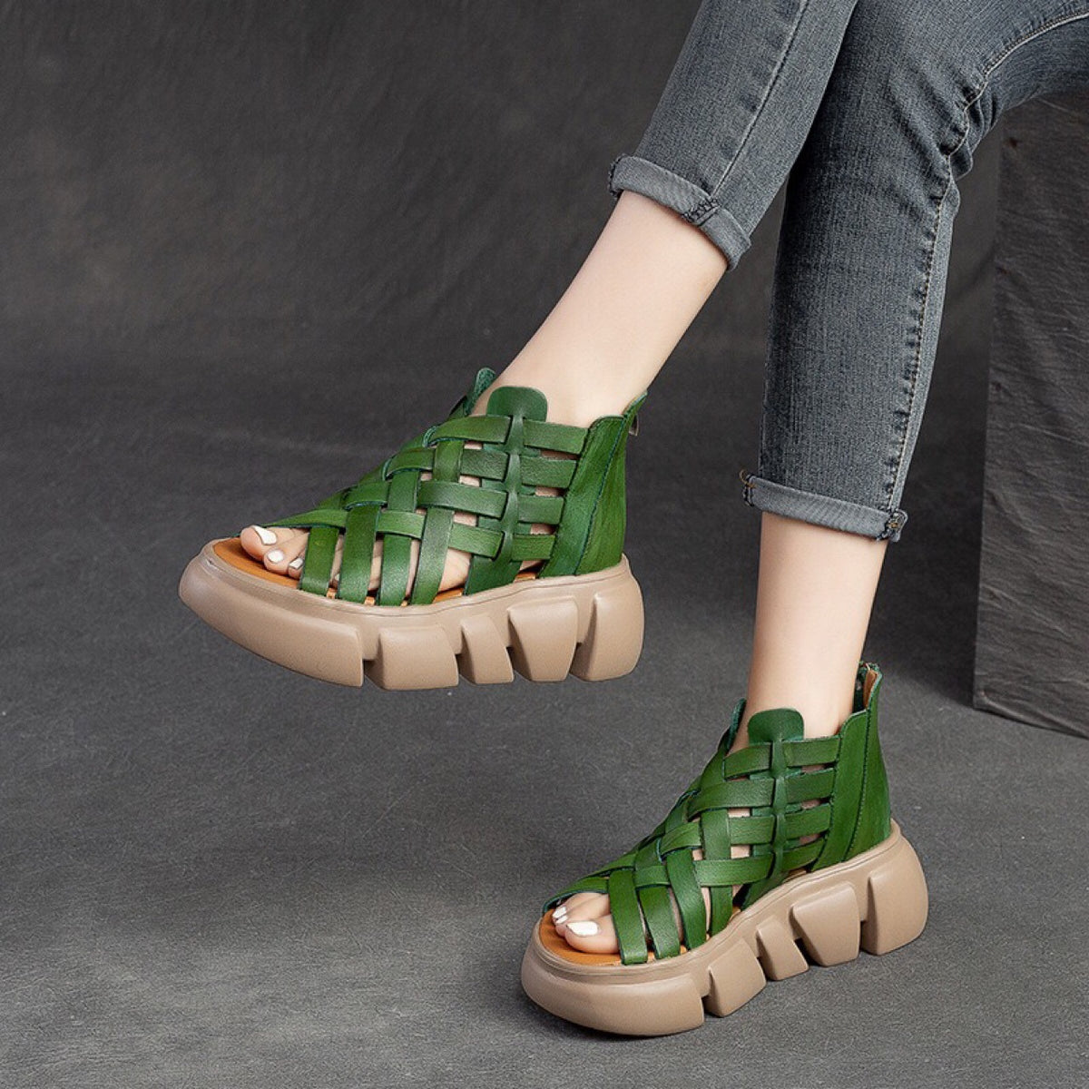 Geflochtene Sandalen mit dicker Sohle – Bild 8 | LuxeStyle