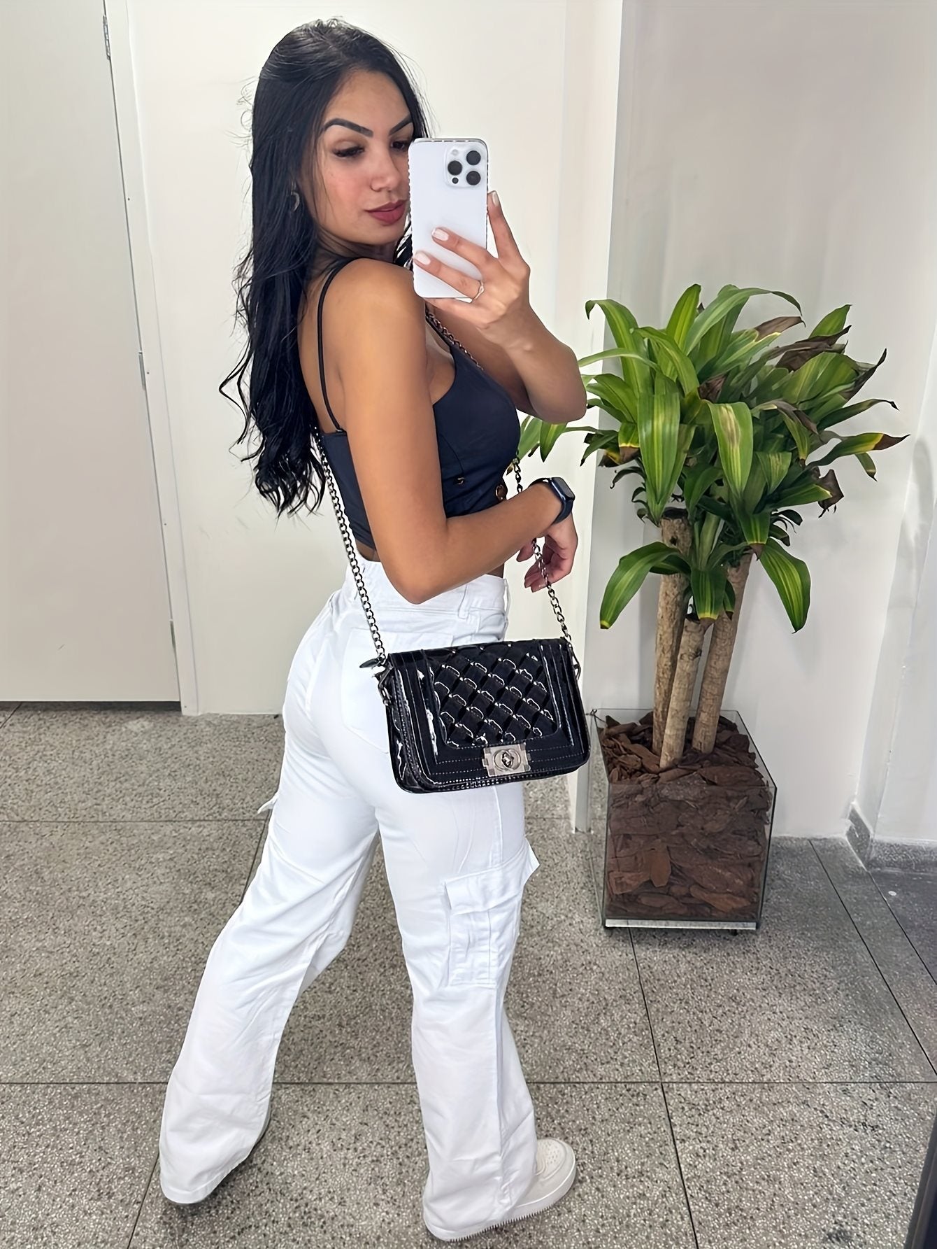 Weisse Overalls mit 3D-Taschen