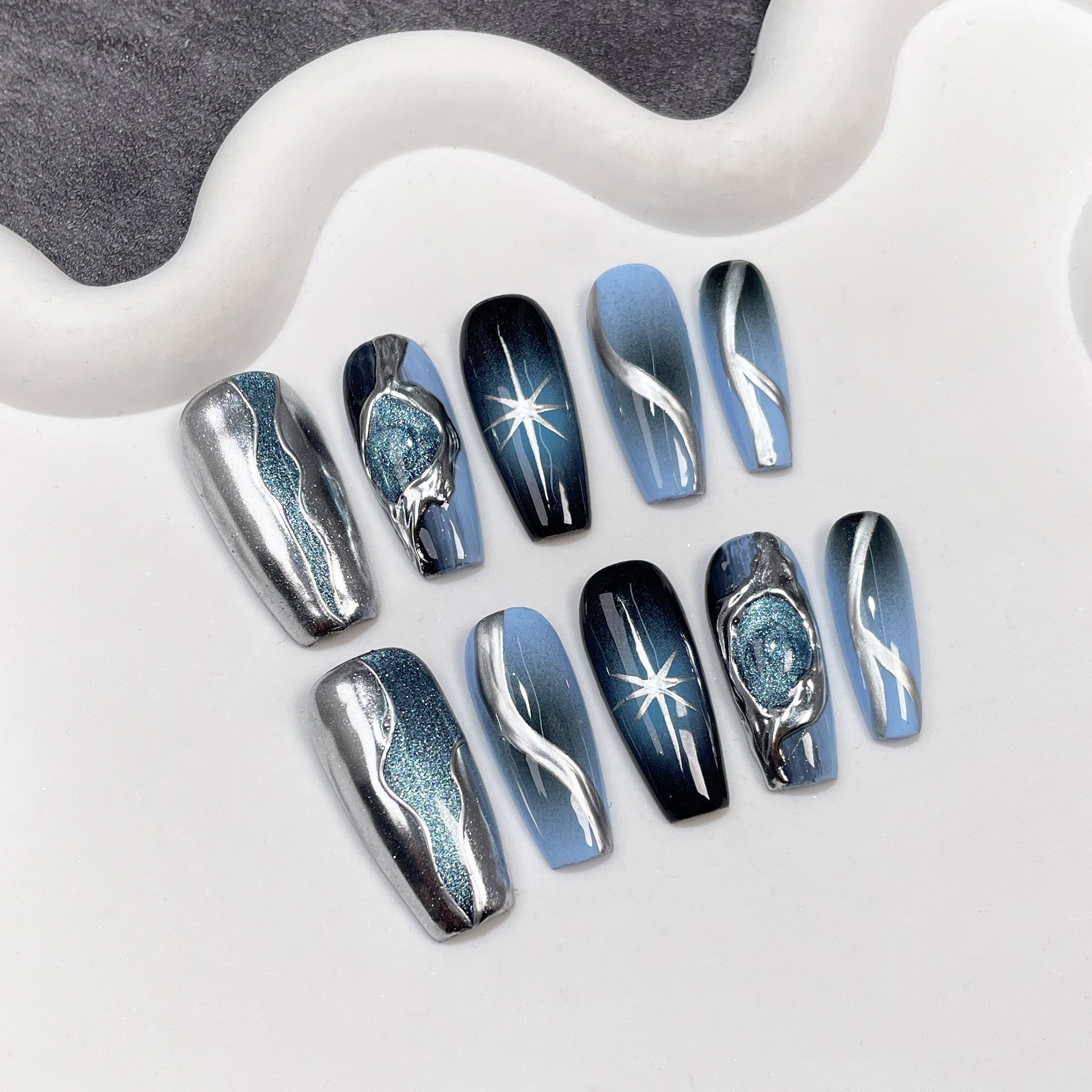 3D Cat-Eye Nägel im Schwarz-Blau-Verlauf