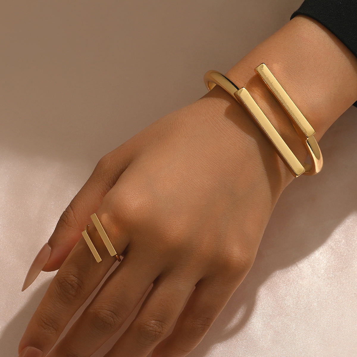 Glattes Armband & Luxus-Ring mit Premium-Textur