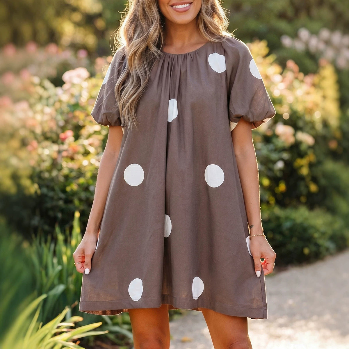 Kurzes Polka-Dot Kleid mit Bindedetail – Bild 4 | LuxeStyle