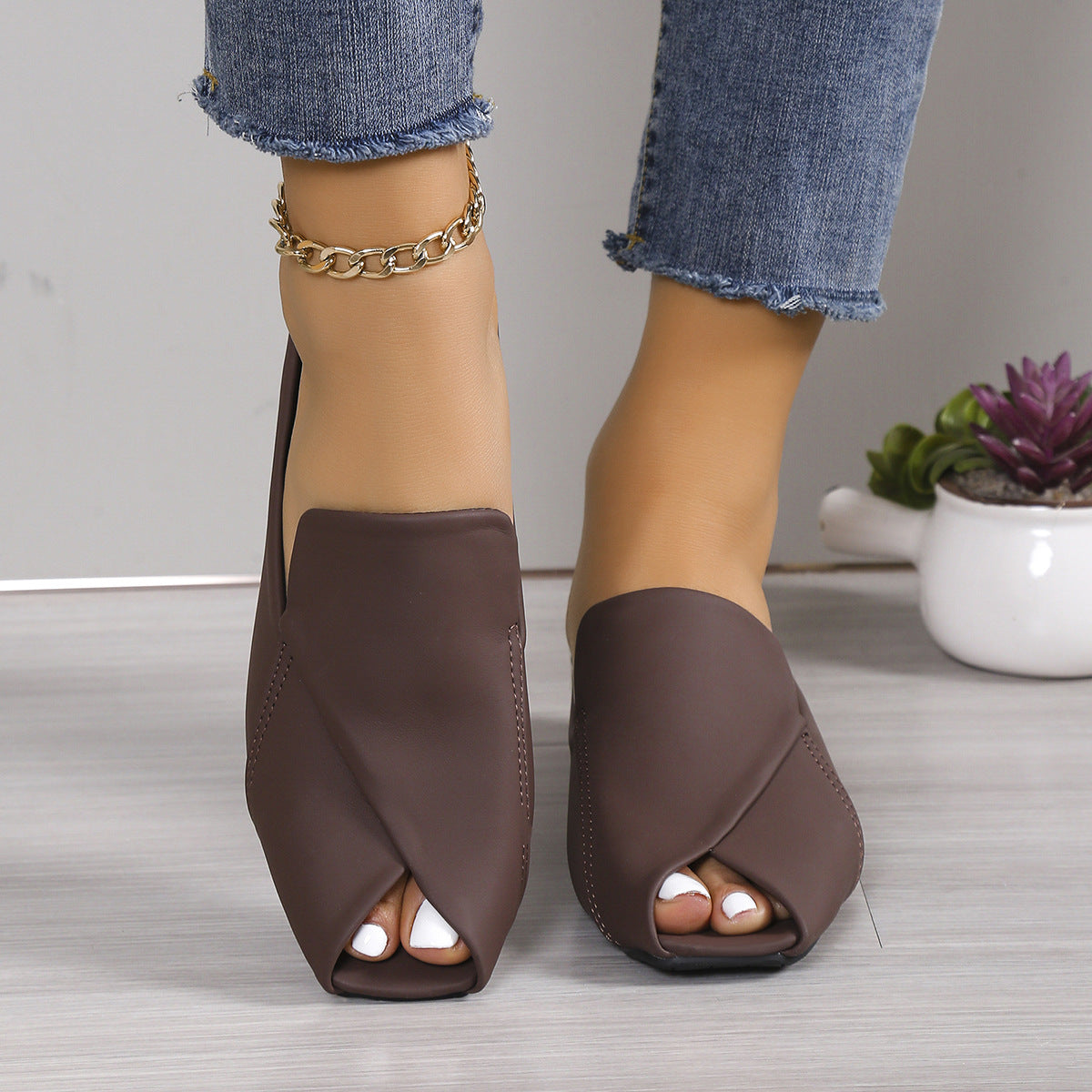 Sandalen mit eckiger Kappe und Absatz