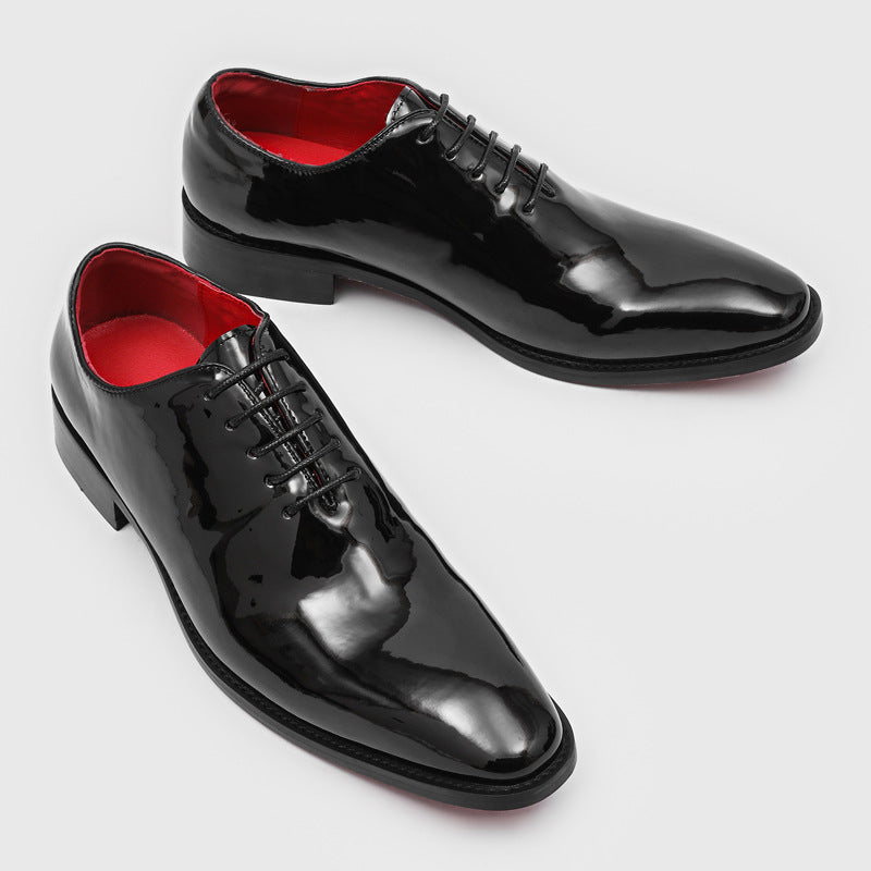 Glänzende Business-Schuhe im britischen Stil