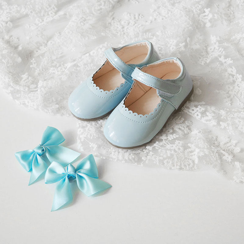 Weisse Mädchen Schuhe mit Schleife